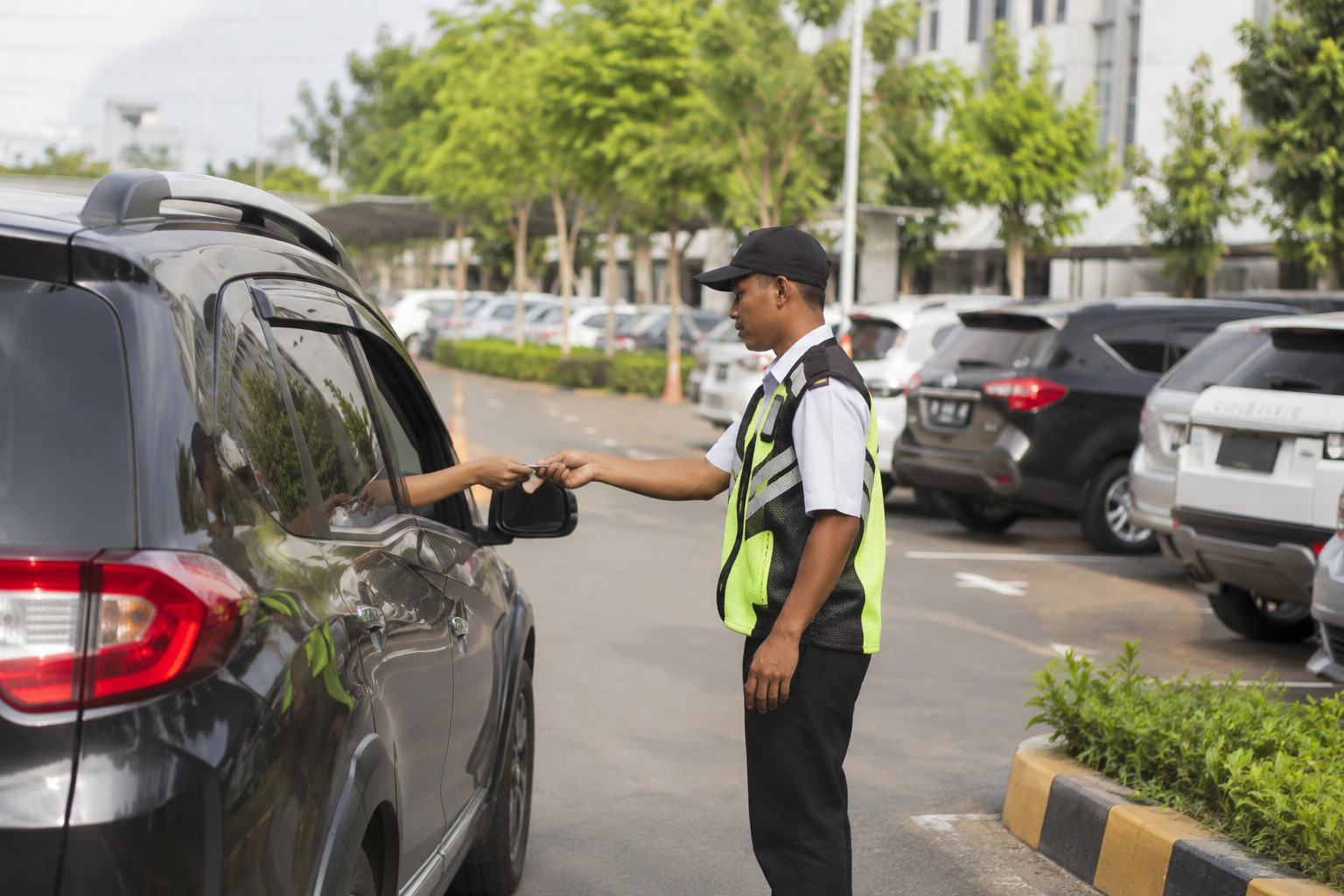 Lahan parkir kantor yang dipenuhi kendaraan di kawasan bisnis perkotaan